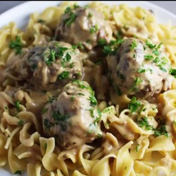 พาสต้ามีทบอลเห็ดทรัฟเฟิลครีมซอส