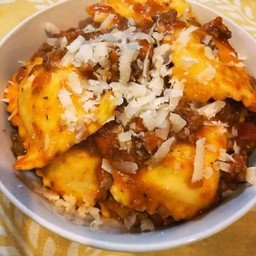 ราวิโอลี่ซอสหมูและเนื้อ