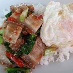 คะน้าหมูกรอบราดข้าว