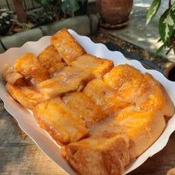 ขนมปังปิ้งเนยนม