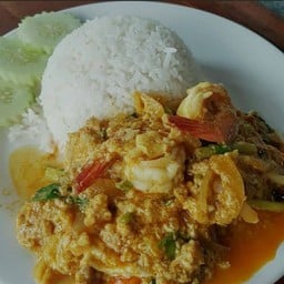 กุ้งผัดผงกระหรี่ราดข้าว