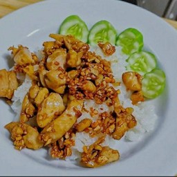 ไก่กระเทียมพริกไทยราดข้าว