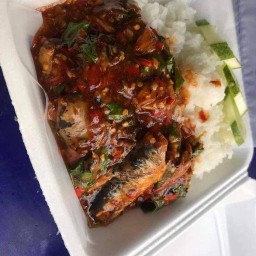 ข้าวกะเพราปลากระป๋อง