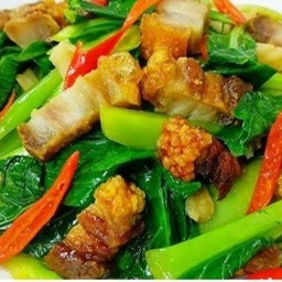 คะน้าหมูกรอบ