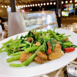 ผักบุ้งไฟแดงหมูกรอบ