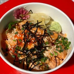 ข้าวหน้าแซลมอนซอสไข่กุ้ง