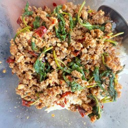 กะเพราพริกแห้งรสเด็ด/เกี๊ยวหมูเด้ง