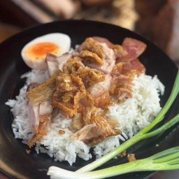 ข้าวหมูกรอบ