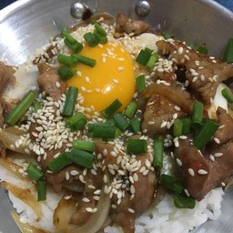 ข้าวราดหมูผัดซอสเทริยากิ