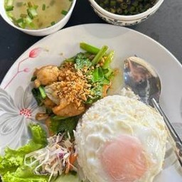 ทอดกระเทียมราดข้าว