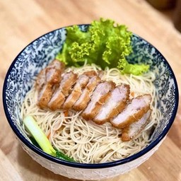 ผัดหมี่ หมูสามชั้นทอด