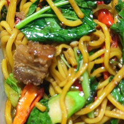 หมี่เหลืองผัดขี้เมาหมูกรอบ