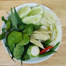 ผักเคียง ไส้อั่ว