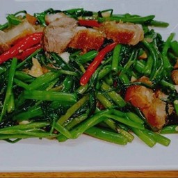 ผัดผักบุ้งหมูกรอบ