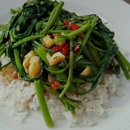 ผักบุ้งนำมันหอยราดข้าว