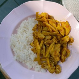 ข้าวราดผัดพริกแกงใส่หน่อไม้ (ระบุเนื้อสัตว์)