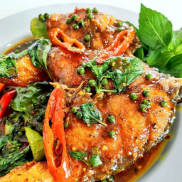 ข้าวปลากะพงผัดพริกแกง