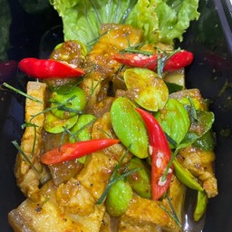 ผัดพริกแกงใต้หมูสามชั้นใส่สตอ