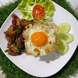 ข้าวกระเพาคอหมูย่าง+ไข่ดาว