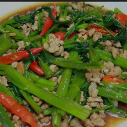 ผักบุ้งหมูสับราดข้าว