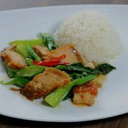 คะน้าหมูกรอบราดข้าว