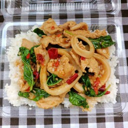 หมูสับ กระเพรา  ปลาหมึก