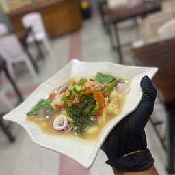 ก๋วยเตี๋ยวราดหน้าทะเล(Rozali Restaurant seafood halal)