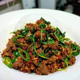 กะเพราพริกแห้งเนื้อโคขุนสับ