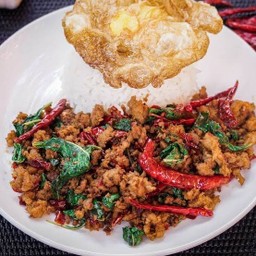 กะเพราพริกแห้งหมูสับ