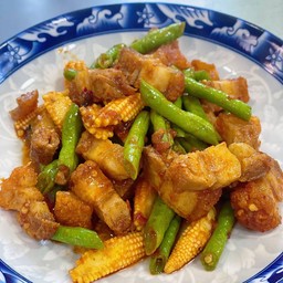 หมูกรอบผัดพริกแกง