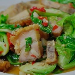 ผัดผักแขนงหมูกรอบ