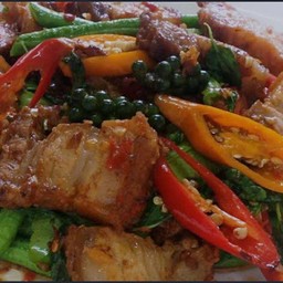 ผัดฉ่าหมูกรอบ ราดข้าว