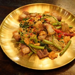 เส้นหมี่ผัดผักกระเฉดหมูกรอบ