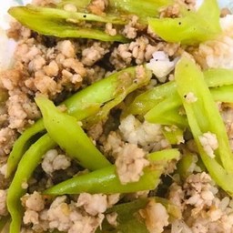 หมูผัดพริกหยวกราดข้าว