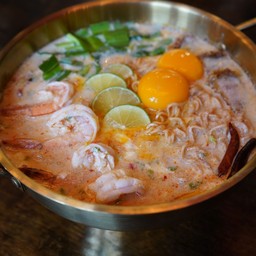 ไวไวต้มยำกุ้งและหมูกรอบ