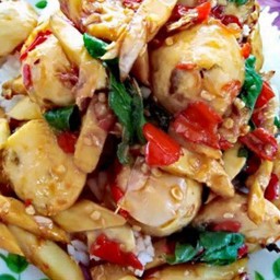 ข้าวกระเพราลูกชิ้นปลาใส่หน่อไม้สด