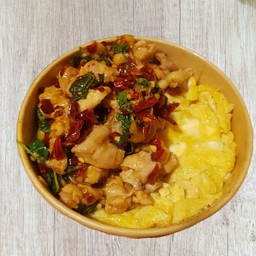 ข้าวกะเพราพริกแห้งไก่ชิ้น & ไข่ข้นนมสด