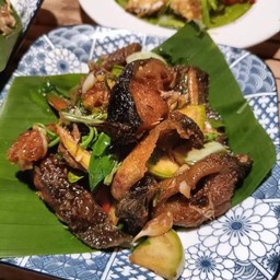 ส้มตำถาดร้านแฉล้ม