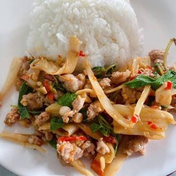 กะเพราหน่อไม้ดอง