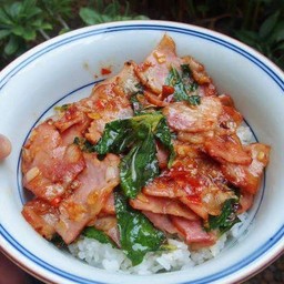 ข้าวกะเพราเบคอน