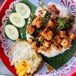 กะเพราหมูกรอบราดข้าว
