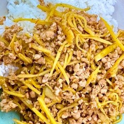 หมูผัดขิงราดข้าว