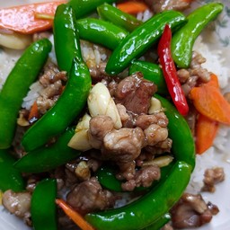 ผัดถั่วหวานหมู ราดข้าว