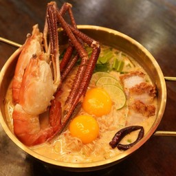 ไวๆต้มยำกุ้งแม่น้ำ 1 ตัว และหมูกรอบ