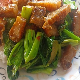 ผักคะน้าหมูกรอบ(ราดข้าว)