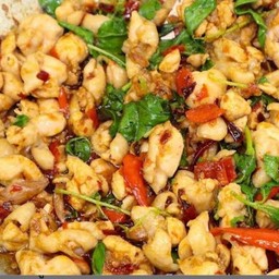 ผัดกระเพราไก่ชิ้น (กับข้าว)