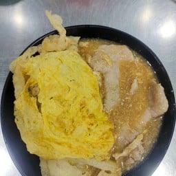 เส้นใหญ่ทอดราดหน้าหมูห่อไข่