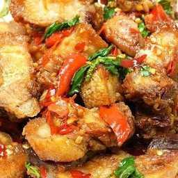 กะเพราหมูกรอบ (กับข้าว)