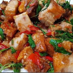 ผัดกระเพราหมูกรอบ (กับข้าว)