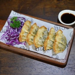 เกี๊ยวซ่าผักโขมชีส